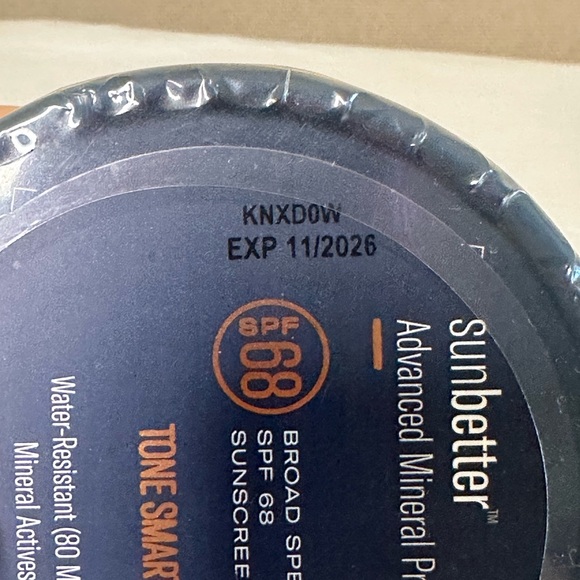 New skinbetter SCIENCE Tone Smart Broad Spectrum SPF 68 Sunscreen Compact - Picture 2 of 3